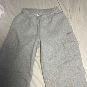 Aritzia TNA Cozy Fleece Mega Cargo Sweatpant in Heather Chrome (xs)